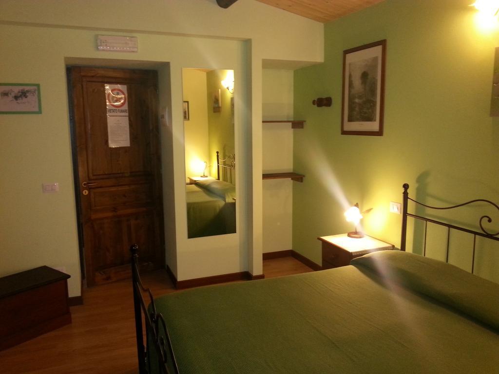 Etma Acomodação com café da manhã SantʼAlfio Quarto foto