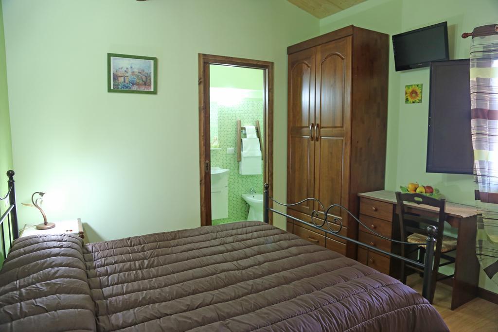 Etma Acomodação com café da manhã SantʼAlfio Quarto foto