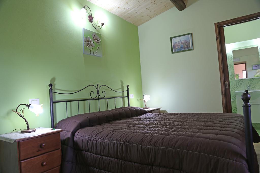 Etma Acomodação com café da manhã SantʼAlfio Quarto foto